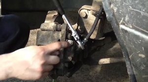 Как прокачать тормоза если обломился штуцер