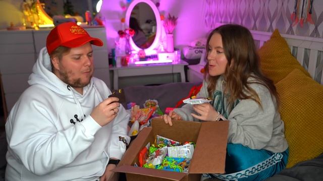 ПРОБУЕМ ОГРОМНУЮ КОРОБКУ ВКУСНЯШЕК ИЗ РАЗНЫХ СТРАН МИРА ! ?? *ОБОЖРАТЬСЯ*