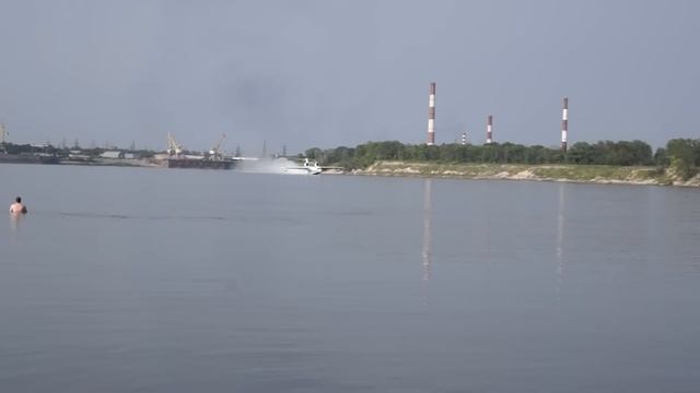 Самолет БЕ-200 набирает воду для тушения пожара в г. Дзержинке смотреть онлайн