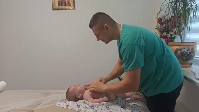 Що він робить з дитиною??? Дитячий масаж гімнастика?! смотреть онлайн