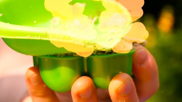 Песочница для малышей и БУЛЬДОЗЕР — Лепим куличики, учим цвета и счет, а рабочие машинки помогают смотреть онлайн