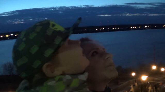 Макс идет смотреть ретро автомобили и салют смотреть онлайн
