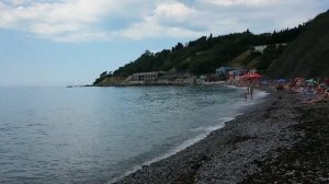 Пляж рядом с пансионатом Луки Крымского в Алупке. Крым. август 2017 год.