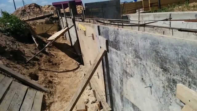 Опалубка и армирование. Связка старого и нового фундаментов. смотреть онлайн