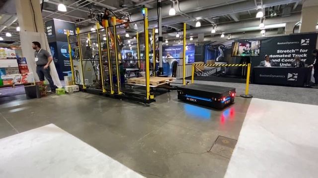 AMR Unit (MiR 1350) Picking Up Empty Pallet from Cell After Mixed SKU Depal Application | RōBEX смотреть онлайн