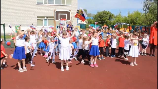 Флешмоб ко Дню России в Вагайском детском саду "Родничок", 2022г. смотреть онлайн