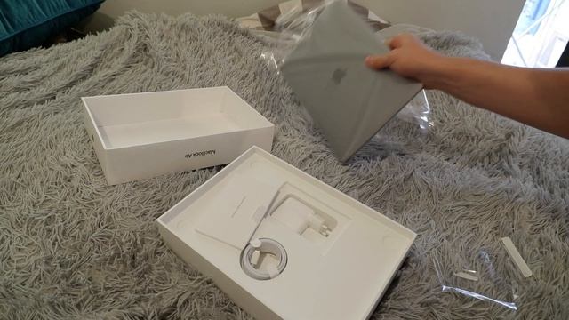 Распаковка MacBook Air 13 на m1 за 38 тысяч рублей смотреть онлайн