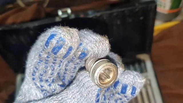 Как легко выкрутить сломанную свечу. смотреть онлайн