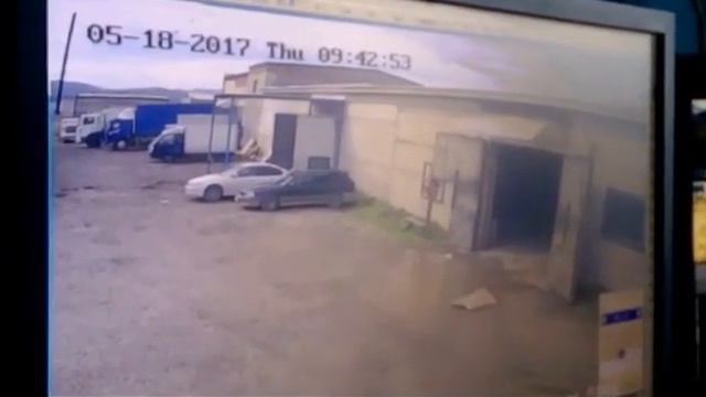 В интернете появилось видео слетевшей вчера в Улан-Удэ крыши смотреть онлайн