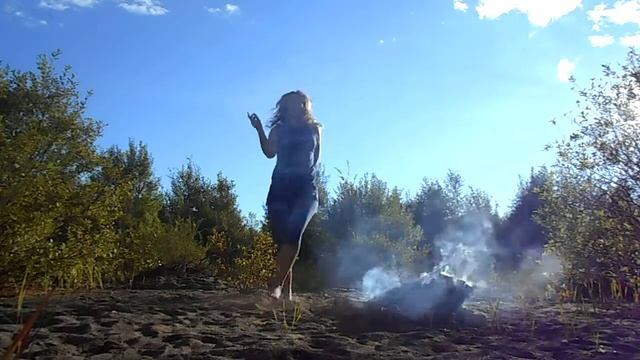 танец на природе у костра на песню проклятый старый дом смотреть онлайн