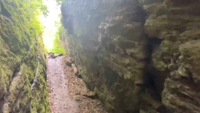 Пещера Колчака в Кузедеево - памятник природы, река Кондома возле пещеры вид с верху.. смотреть онлайн