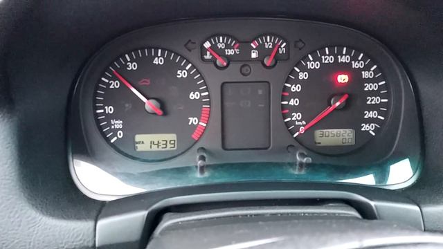 VW Bora 2.3 V5 - czy lampa Alladyna zamruga? Czy padł czujnik ciśnienia oleju? смотреть онлайн