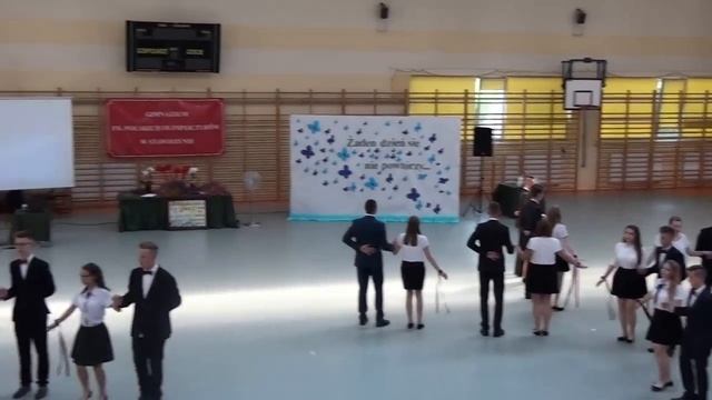 Polonez w wykonaniu absolwentów Gimnazjum im. Polskich Olimpijczyków w Stawiszynie :) смотреть онлайн