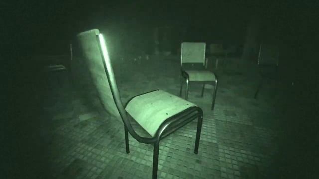 Замансил призрака вокруг стула в столовой High School | Phasmophobia