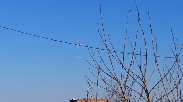 Вертолётом буксируют самолёт над крышами домов смотреть онлайн