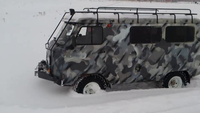 уаз 3962 по полю через сугробы))