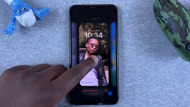 iOS 16: How To Delete a Lock Screen On iPhone смотреть онлайн