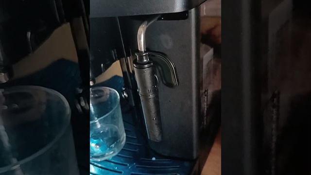 Приготовление капучино delonghi esam 3000 b. Чистка поддона. смотреть онлайн