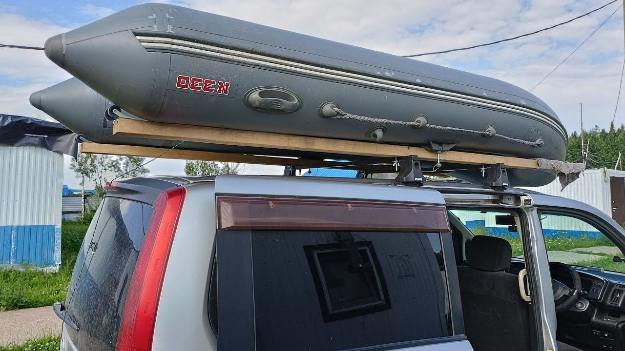 Погрузка ПВХ лодки Кайман N330(слань) на крышу автомобиля. 52кг+5 кг грунтовки в баллонах. смотреть онлайн