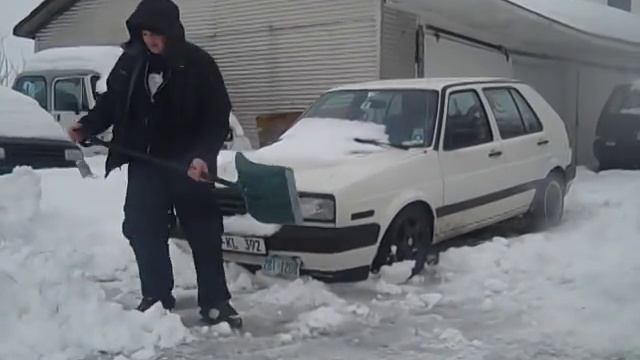 PLOWED IN.. low 1992 Volkswagen Golf muscels out of the snow смотреть онлайн