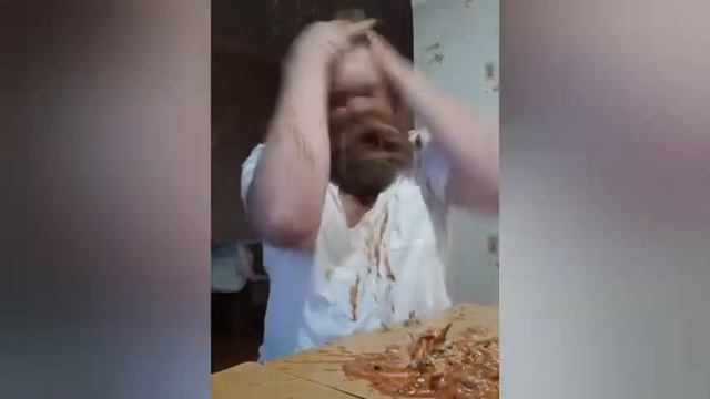 Измазался килькой в томатном соусе!!!