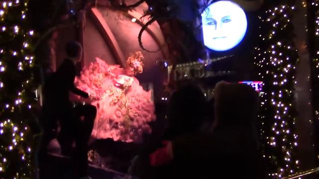 Витрины магазина Saks смотреть онлайн