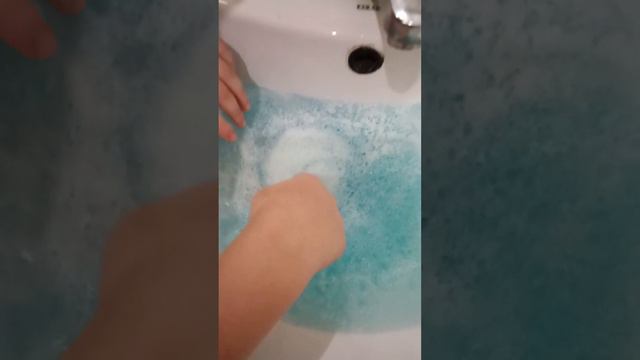 Тестируем бомбочку для ванной 🫧🫧 смотреть онлайн