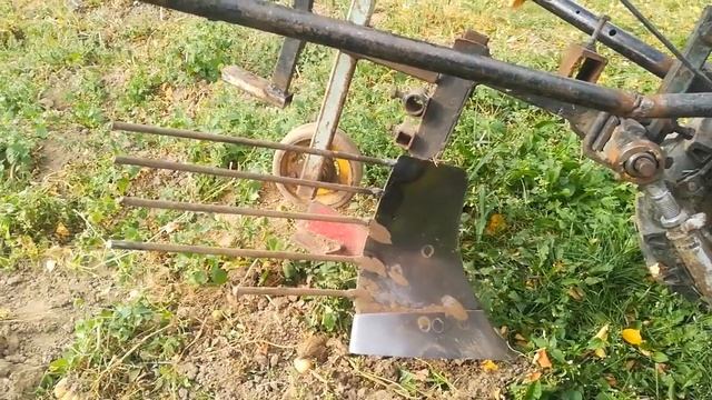 Плуг с более длинными прутами на отвале для копки картофеля смотреть онлайн