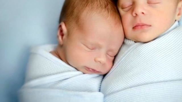 ? Один из БЛИЗНЕЦОВ родился через 31 минуту после СВОЕГО братика, но официально он оказался СТАРШЕ… смотреть онлайн