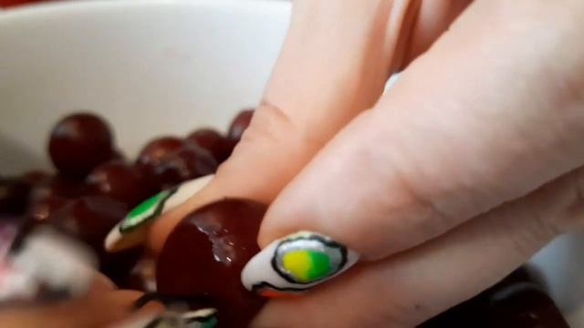 Самый лучший способ вытащить косточки из вишен! Легко и просто! смотреть онлайн