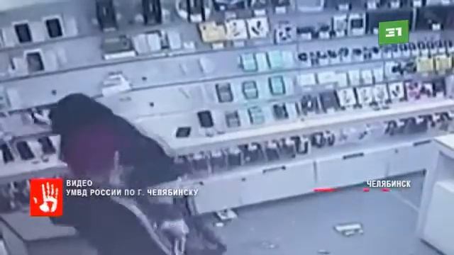 Полицейские задержали подозреваемых в налете на четыре салона сотовой связи смотреть онлайн