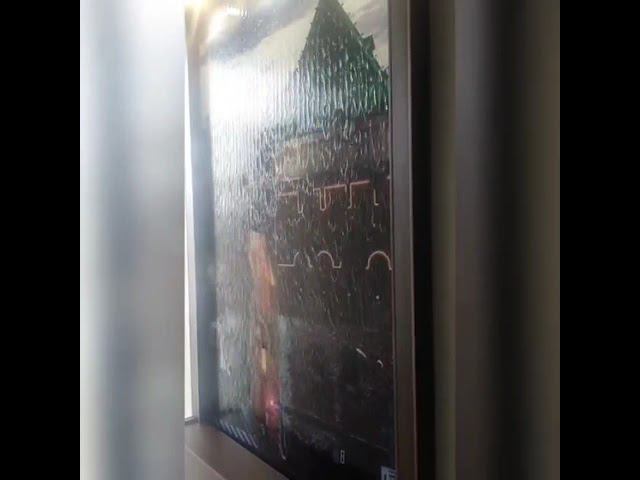 Водопад по стеклу с полноцветным фоном. смотреть онлайн