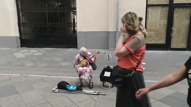 Бабка в центре Москвы отжигает под Шатунова смотреть онлайн