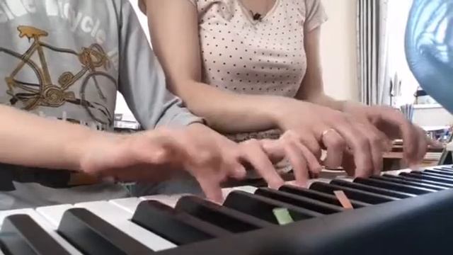 Арсений играет с мамой в четыре руки. Первая ступень обучения. Маленькая Консерватория. смотреть онлайн