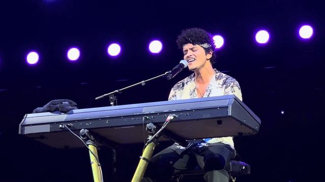 Talking to the Moon [Bruno Mars Live in Manila 2023] смотреть онлайн