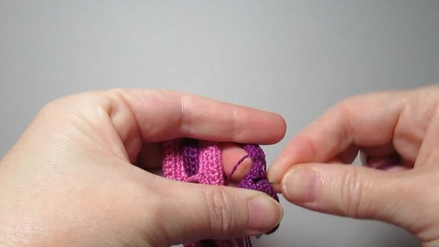 Пришиваю бутон к стеблю на ручке вязаной сумки смотреть онлайн