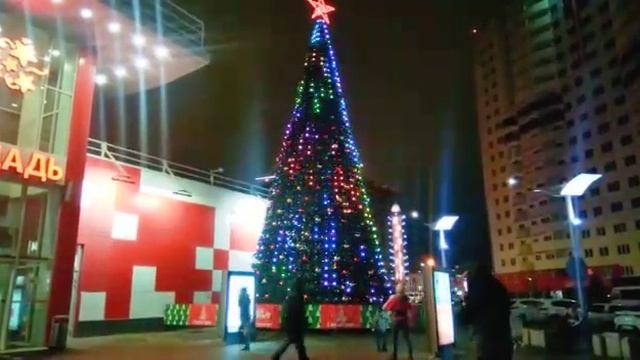 Новогодняя елка у "Красной площади" в Анапе смотреть онлайн