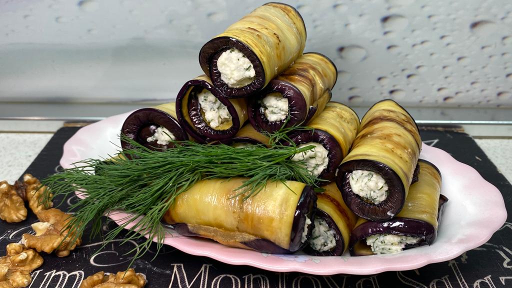 Рулетики из баклажанов с нежным сыром Фета и кусочком грецкого ореха. смотреть онлайн