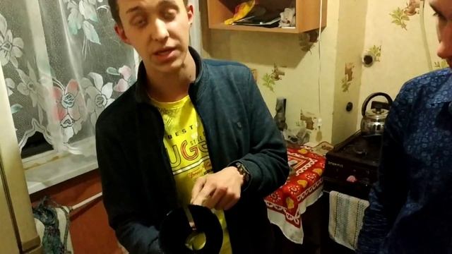 Урок для чайников . Никогда не берите кальян за шахту .  Не повторяйте дома .