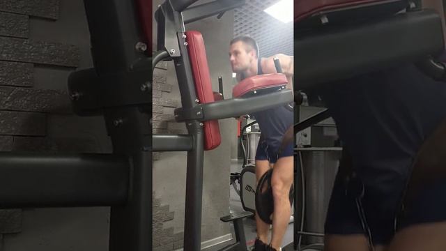 Отжимания на брусьях с дополнительным весом 20 кг! смотреть онлайн