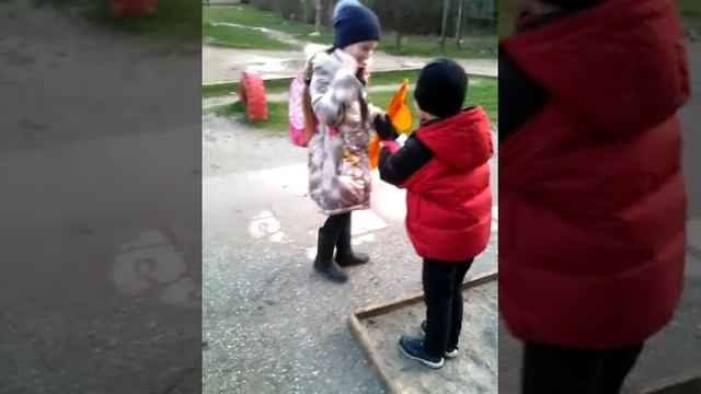 Мальчик питается поцеловать девочку смотреть онлайн