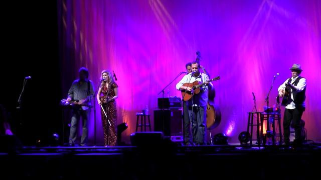 Alison Krauss & Union Station, with Jerry Douglas - Ghost in this House смотреть онлайн