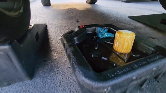 HOW TO CHANGE THE OIL IN A JEEP COMMANDER - SO EASY A 10 YEAR OLD CAN DO IT! смотреть онлайн
