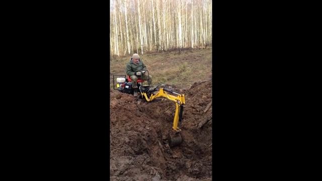 Мини экскаватор копает тяжелый грунт смотреть онлайн