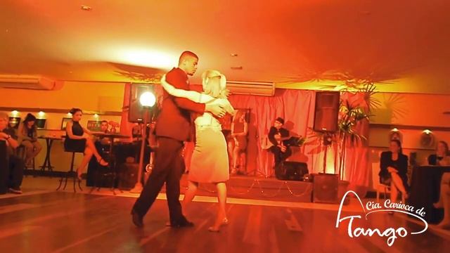 Bia Pery e Luiz Cláudio Passos - Zum - Tango Porteño - Escola Carioca de Dança смотреть онлайн