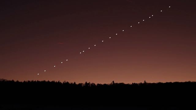 STARLINK satellites train seen from earth - Elon Musk SpaceX смотреть онлайн