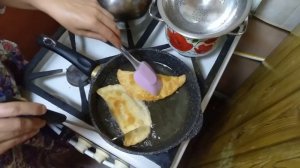 Как жарить чебуреки на сковородке ?