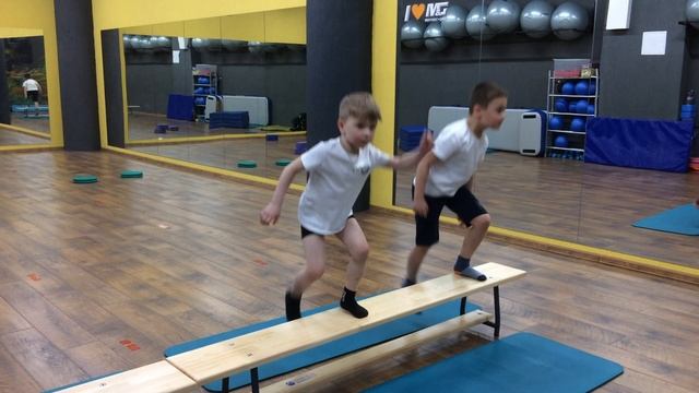 Прыжки на гимнастической лавочке. Акробатика Дети 5-6 лет смотреть онлайн
