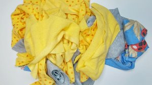 Перестала выбрасывать старые халаты и кофты, теперь разрезаю их на полоски и делаю сезонные вещи