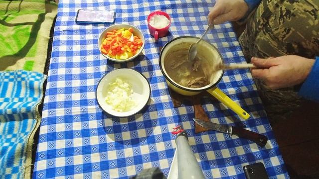 Изба в деревне. Живу один, как оно есть. Готовлю жаркое из кабана. смотреть онлайн